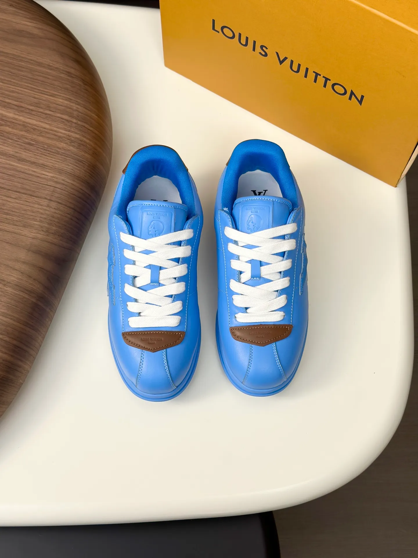 Factory direct sale ¥700💰Full set of packaging💰Top version LV-Louis Vuitton-Classic catwalk new style 1:1 developed replica of the original version! ! The upper foot is very comfortable. It is made of luxurious materials and fine workmanship. The midsole is printed with English letters "Made in Europe". The upper is made of calfskin imported from Italy. The side is decorated with the brand's LOGO and signature. The latest latex foot pads and mesh lining make the foot feel super comfortable. Original factory special supply of original two-color T men's shoes 💰U combination outsole. Bag technology Goodyear stitched edges Fabric: Exclusive custom first-layer cowhide Accessories: Exclusive private model Vuitton logo, lining: Customized silk mesh lining - first-layer silk cowhide lining Outsole: T men's shoes 💰U combination outsole wear-resistant, non-slip and anti-yellowing Foot pads: new latex pads-mesh sweat-absorbent Counter technology: fully computerized sewing machine wire drawing Toe cap Back cover Hot and cold shaping A complete set of pull-top lasts with medium and low logo patterns. Counter packaging - shoelaces, certificates, cards, instructions, certificates, dust bags. The most comprehensive packaging on the Internet. Men's model 339-44 (38/45 custom-made, non-returnable!